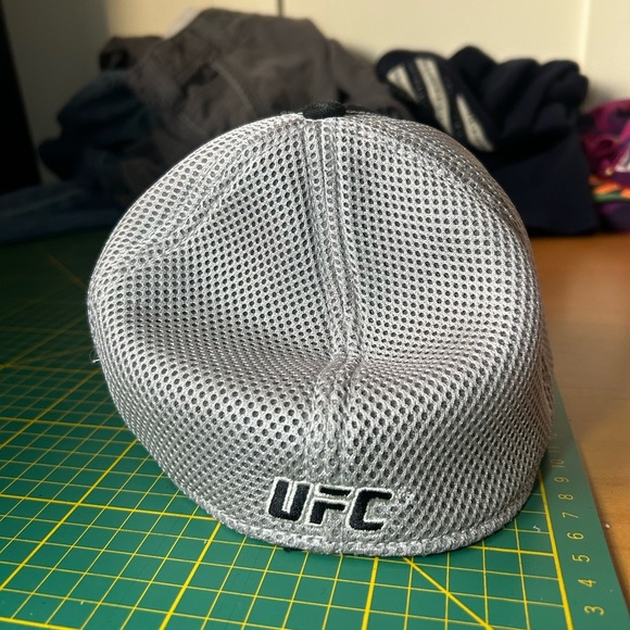 2008 Official UFC a-flex trucker hat - Picture 2 of 10